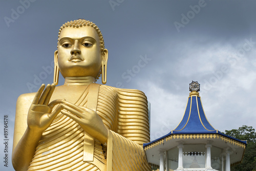 Будда на фоне грозового неба. Дамбулла, Шри-Ланка