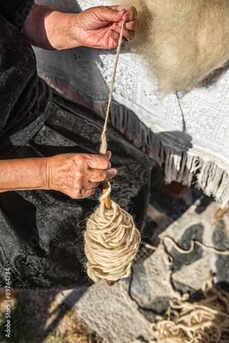 Spinning of linen fibers manually
