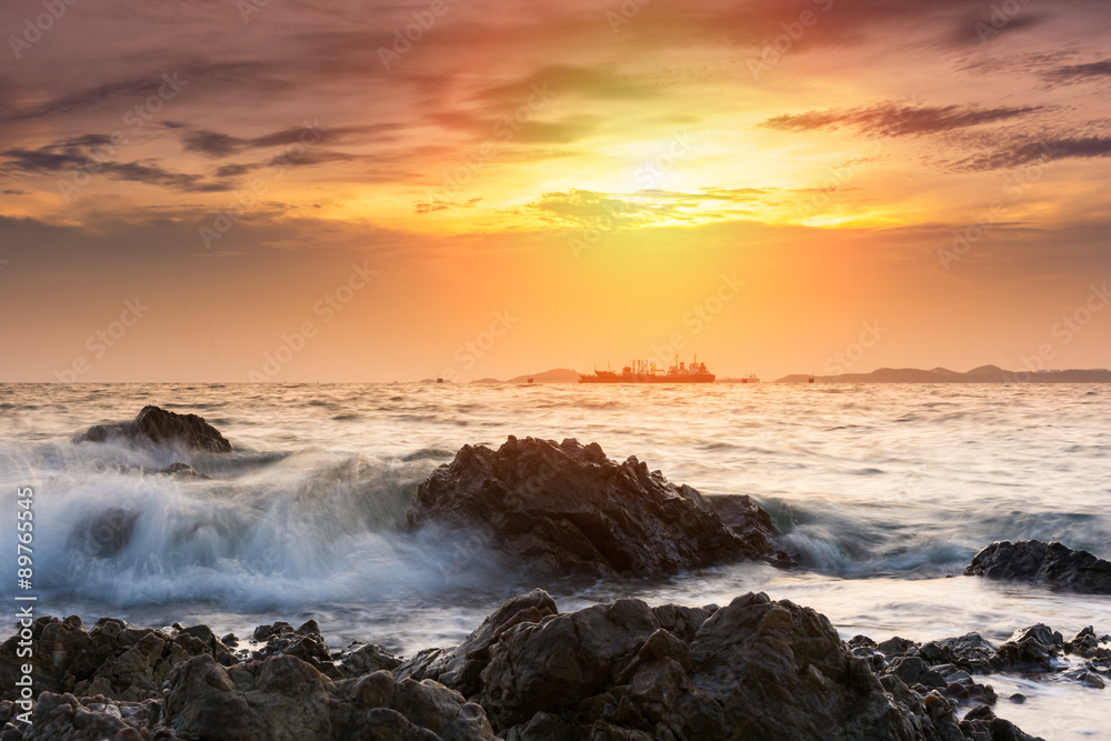 Fototapeta premium Tropical beach beautiful sunset at Sea