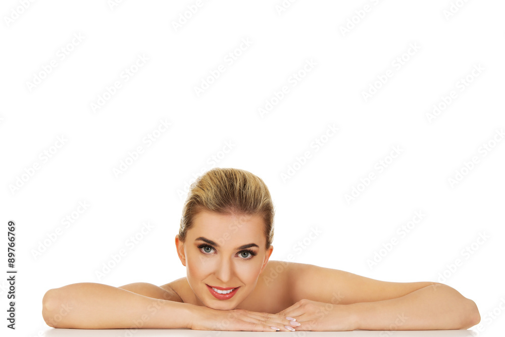 Obraz premium Young beautiful woman based on table