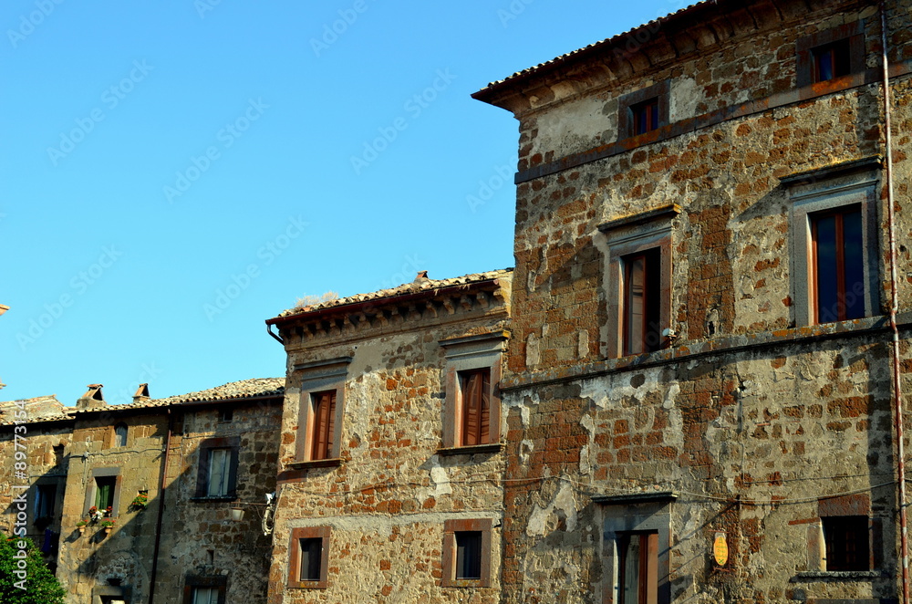 Malerische Hausfassaden in Bagnioregio