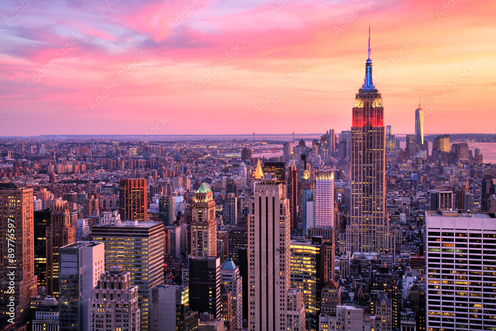 Naklejka premium Miasto Nowy Jork środek miasta z Empire State Building przy Zadziwiającym zmierzchem