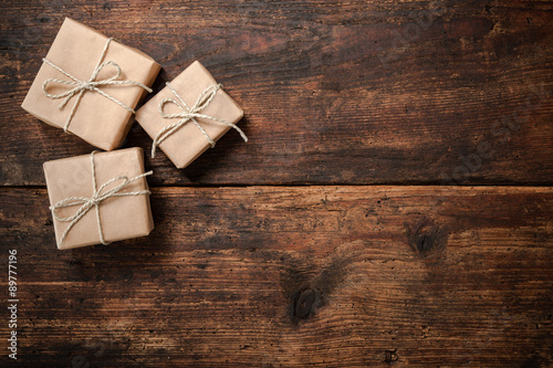Geschenkboxen, Geschenke, Geschenkpakete  auf dunklem Holz Hintergrund photo