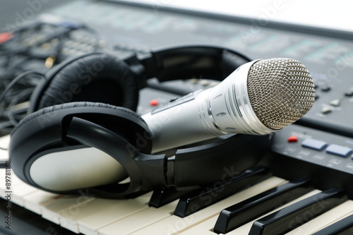 Fotografia microphone and ear-phones lie on the keyboard