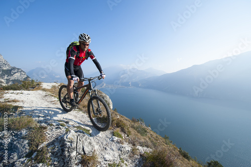 Fototapeta kolarstwo górskie nad jeziorem garda