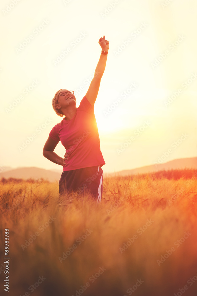 Junge Sommersportlerin jubelnd in freier Natur Junge Sommersportlerin jubelnd in freier Natur