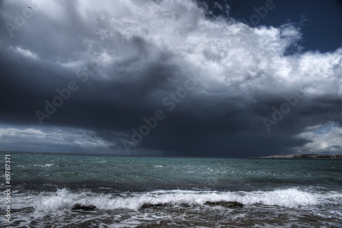 Tormenta que se adentra en el mar