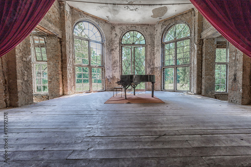 beatiful decay in lost place