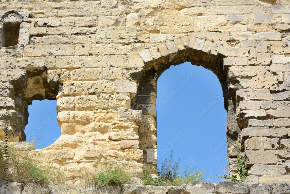 2 Fenster in einer alten Mauer