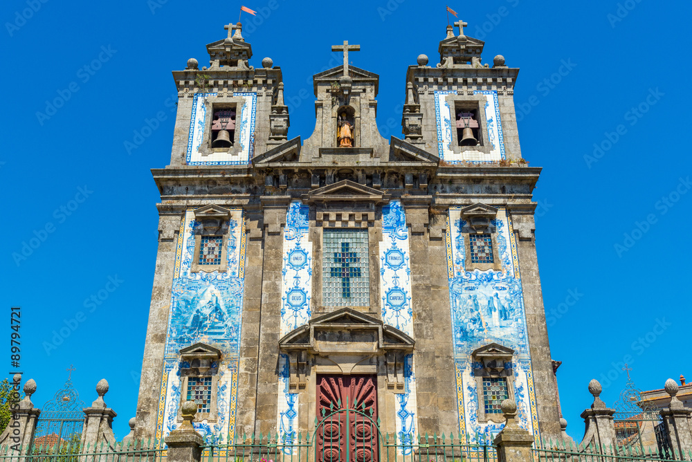 Fototapeta premium Church of Saint Ildefonso (Igreja de Santo Ildefonso), a 18th century building in Baroque style, covered with typical Portuguese tiles called Azulejos in Porto, Portugal