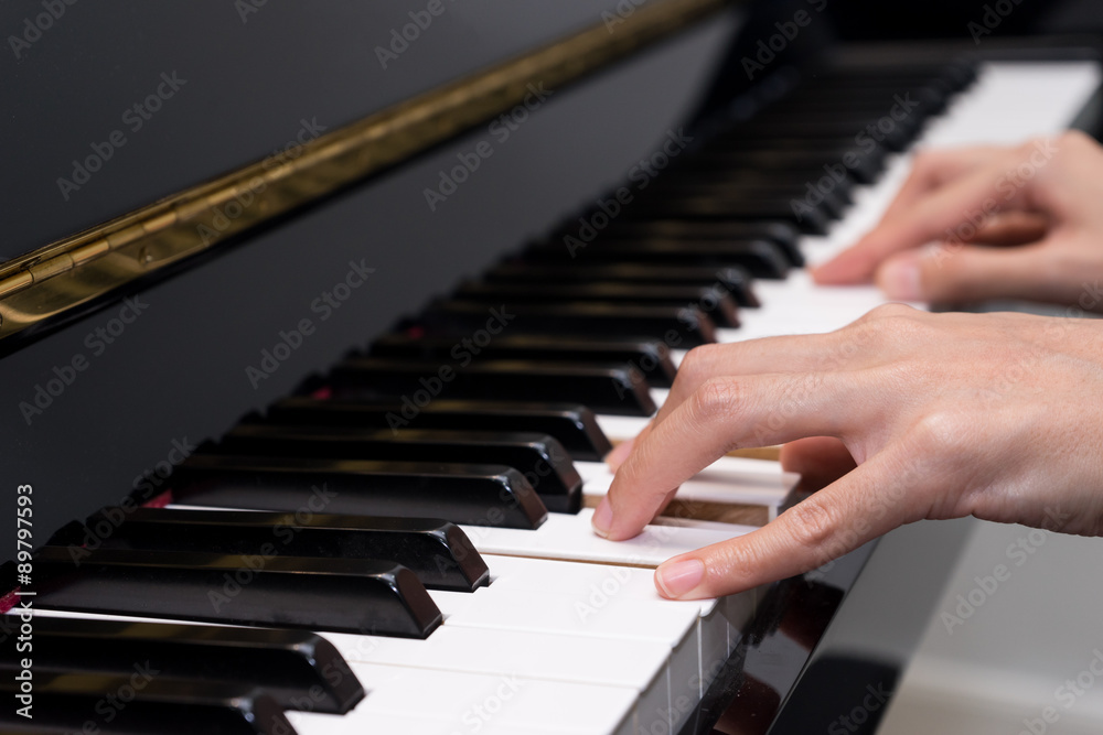 Obraz premium Playing piano 1