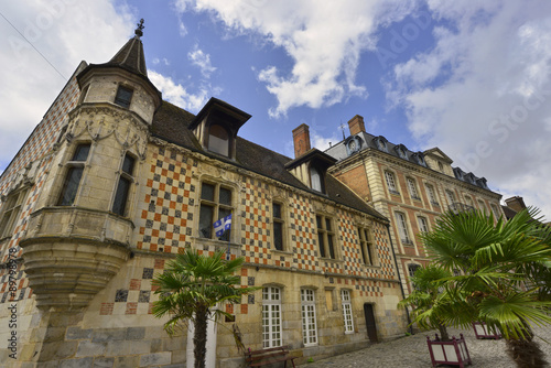 Fototapeta Naklejka Na Ścianę i Meble -  Maison en perspective dans l'angle de rue du canon et rue de la Madeleine à Verneuil d'Avre et d'Iton (27130 et 27160), département de l'Eure en région Normandie, France
