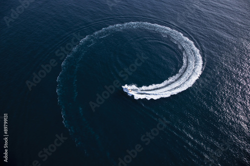 Fotografia Motor boat making a turn in form of a swirl