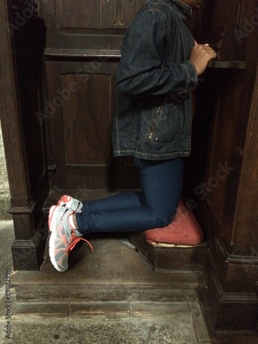 mujer en el confesionario de la catedral