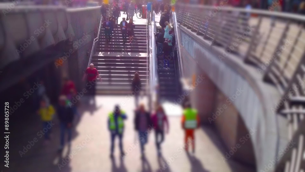 Menschen im Zeitraffer. Rolltreppe (Tilt Shift)