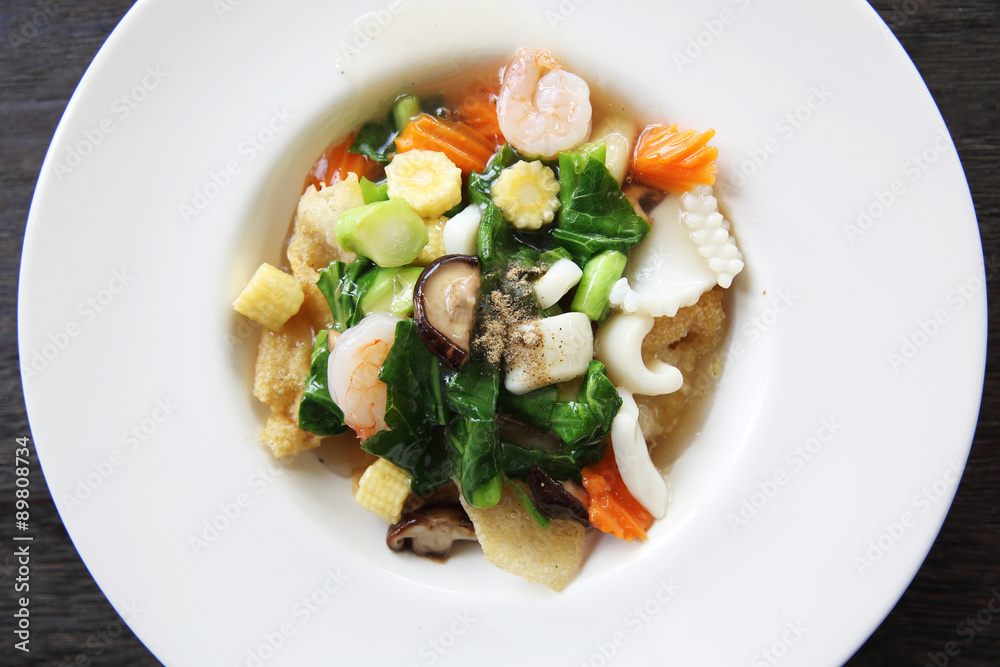Hong kong fried noodle with seafood