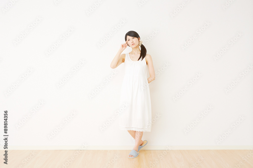 部屋で立つ女性　考える