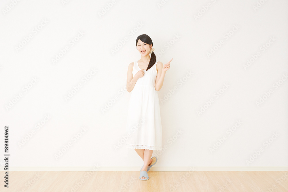 部屋で立つ女性 指差し 部屋で立つ女性 指差し