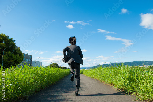 スーツで走っている男性