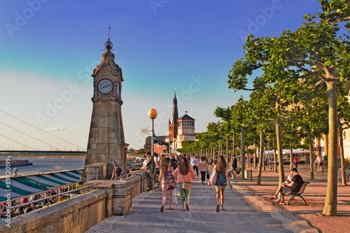 Obraz na płótnie Düsseldorf Uferpromenade w salonie