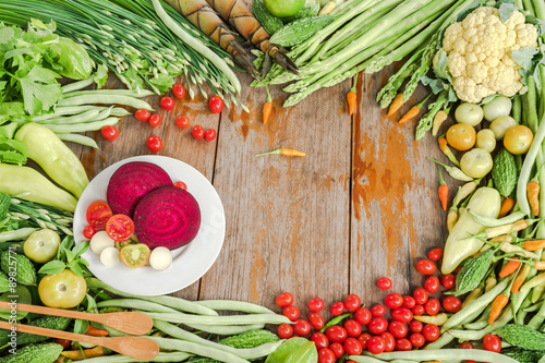 Fototapeta Naklejka Na Ścianę i Meble -  Fresh vegetables frame