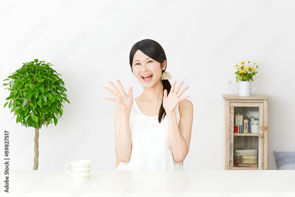 部屋で驚く女性 部屋で驚く女性