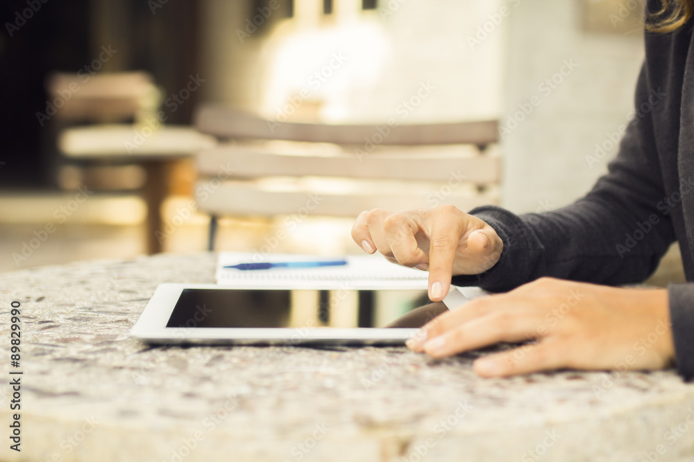 Obraz premium Girl using digital tablet outdoors