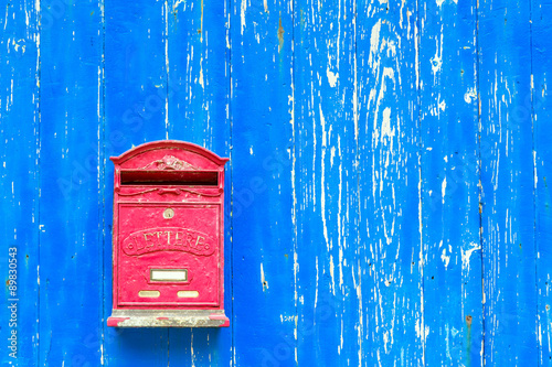 Foto red mail box on textured wall