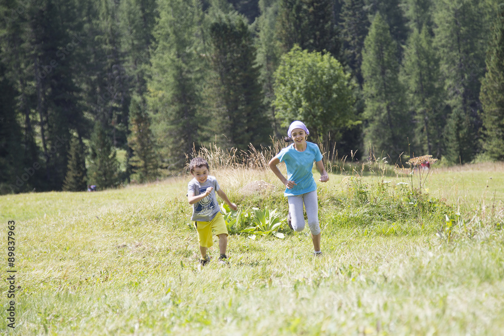 Fototapeta premium Bambini che corrono in montagna