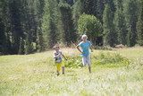 Bambini che corrono in montagna
