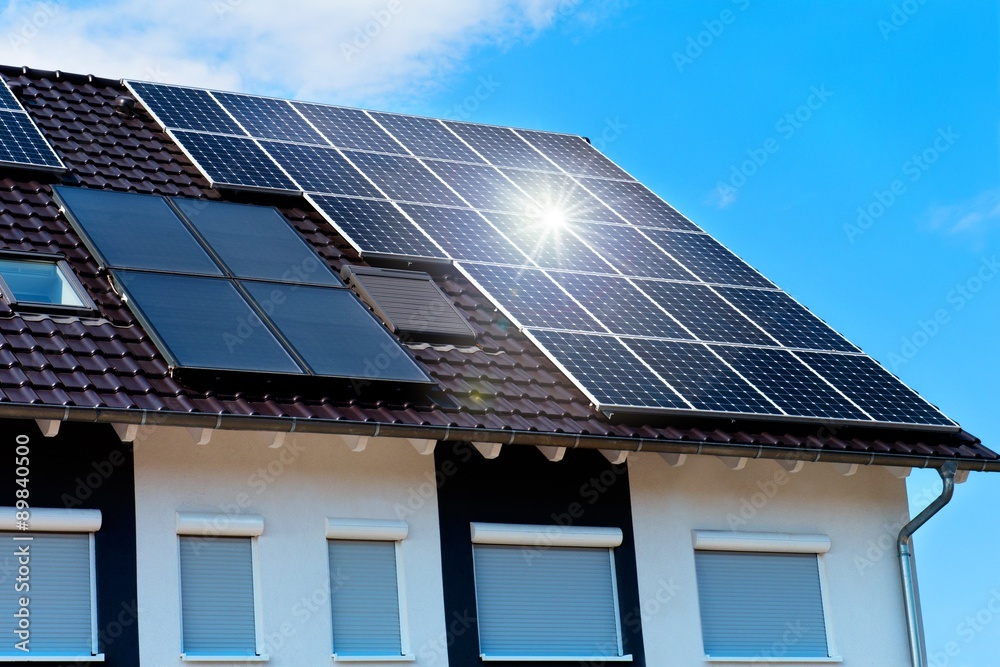 Naklejka premium Dach mit Solarzellen