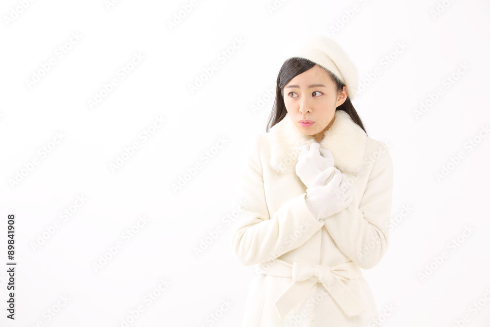 寒い・若い女性