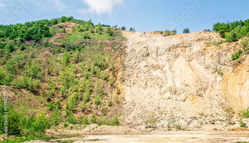 Foto Image of a hill half covered with vegetation and half sterile.
