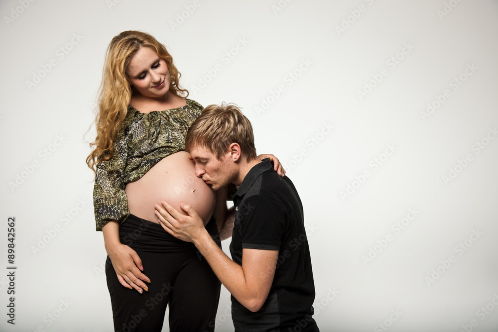 Kuss auf den Babybauch Kuss auf den Babybauch