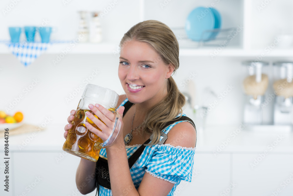 frau feiert mit einem frisch gezapften bier frau feiert mit einem frisch gezapften bier