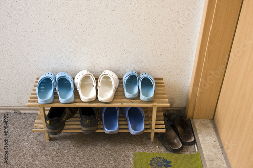 Schuhe im Hausflur vor einer Eingangstür
