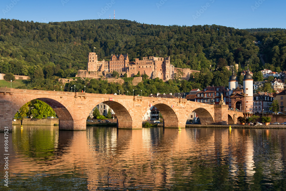 Obraz premium Heidelberg im Sommer mit Alter Brücke und Schloss