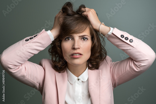 Fotografía Attractive young woman tearing at her hair