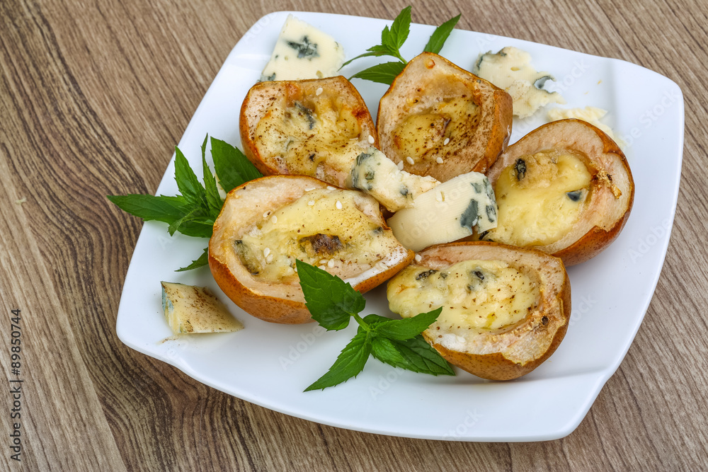 Baked pear with blue cheese