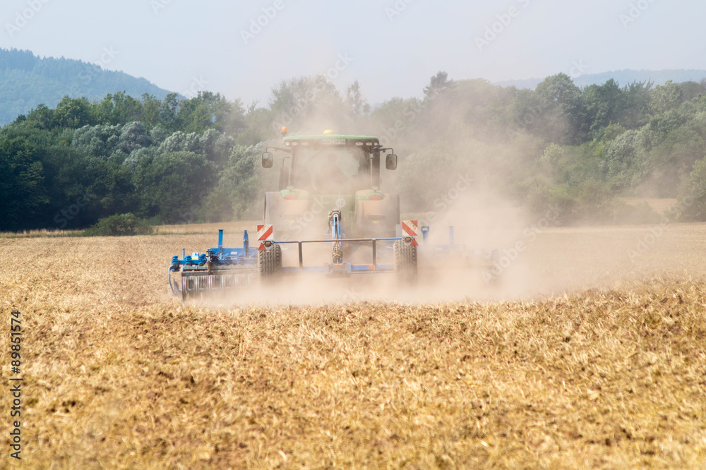 Traktor im Staub Traktor im Staub