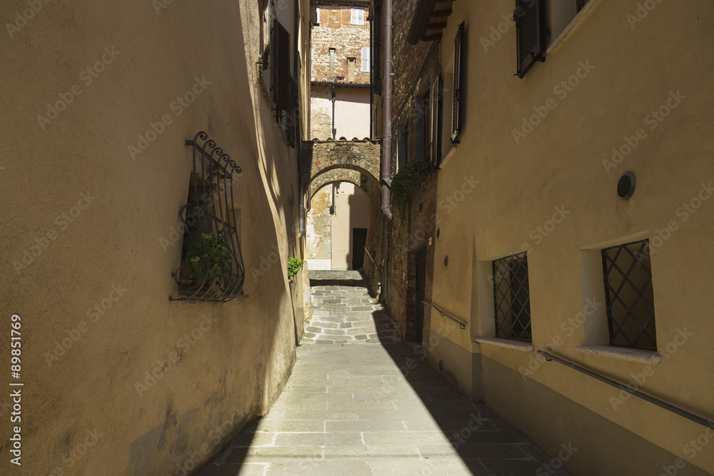 Fototapeta premium Narrow old street in Tuscany