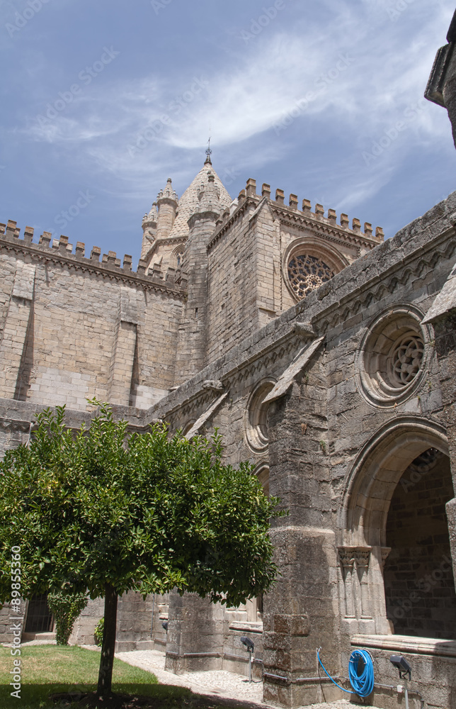 Patio interior de la catedral del Évora, Portugal