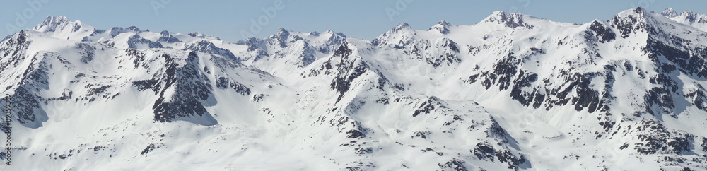 schöne weiße Winterpanorama der Berge Europas