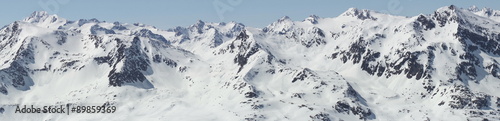 sch  ne wei  e Winterpanorama der Berge Europas