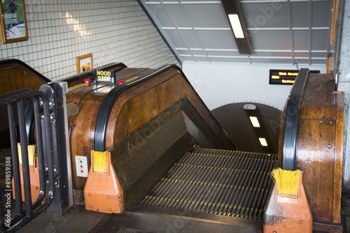 Obraz na płótnie Wooden escalator in the Sint-Anna tunnel going to Linkeroever in Antwerp, Belgium
w salonie