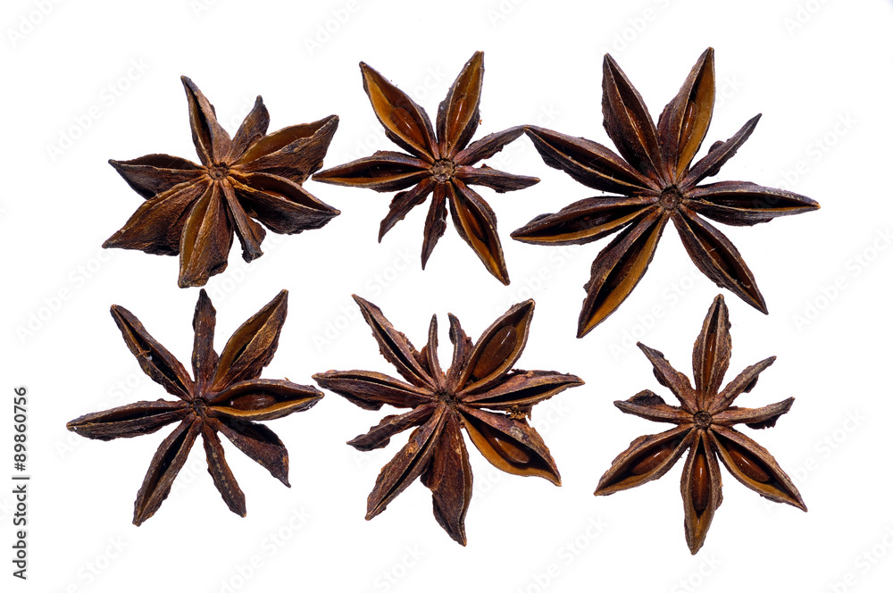Frutos de anís estrellado sobre fondo blanco Frutos de anís estrellado sobre fondo blanco