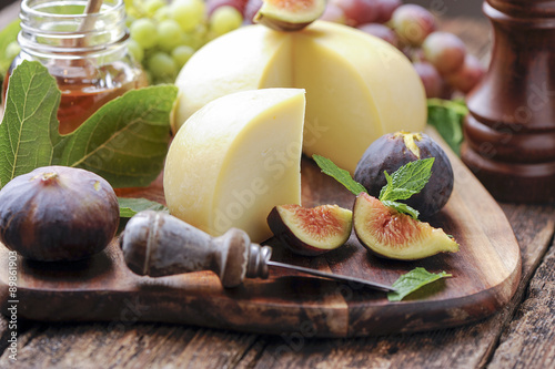 Fresg fig and cheese photo