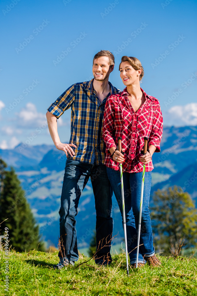 Paar genießt Aussicht beim Wandern in den Bergen