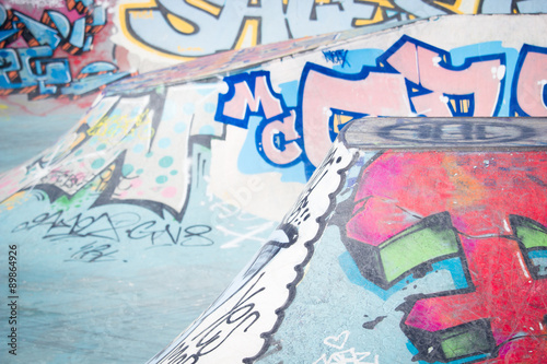 Skatepark avec graffitis en couleurs