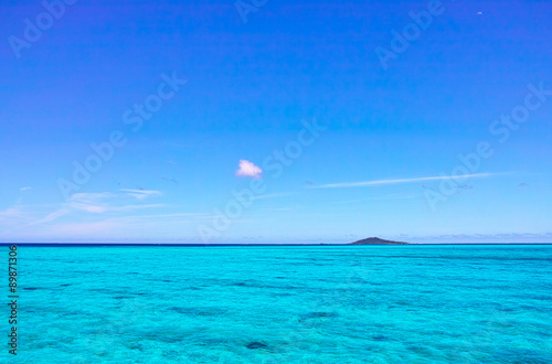 真夏の宮古島　大神島とトロピカルグリーンの海 © 7maru